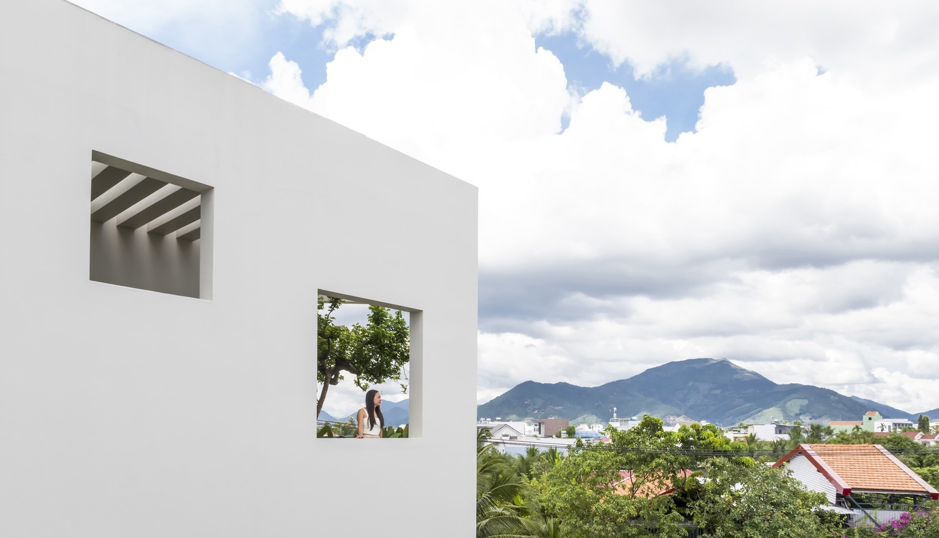 Nhà có hồ bơi bao quanh, sân thượng có vườn đẹp như cổ tích ở Nha Trang - 1 Nhà có hồ bơi bao quanh, sân thượng có vườn đẹp như cổ tích ở Nha Trang - 1