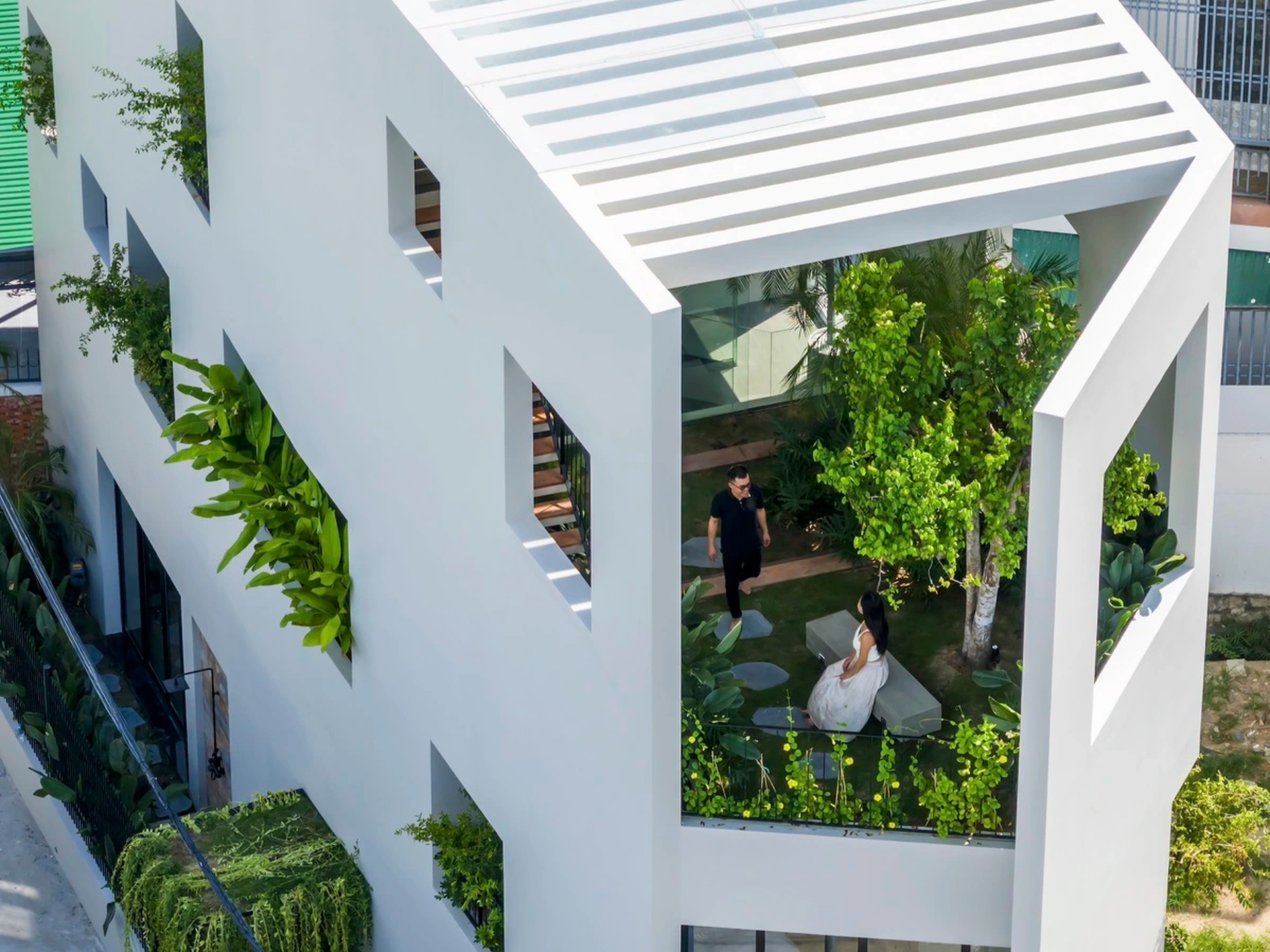 Nhà có hồ bơi bao quanh, sân thượng có vườn đẹp như cổ tích ở Nha Trang - 5 Nhà có hồ bơi bao quanh, sân thượng có vườn đẹp như cổ tích ở Nha Trang - 5